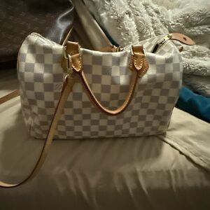 Louis Vuitton Tan and Cream Shoulder Bag with Elegant Design
